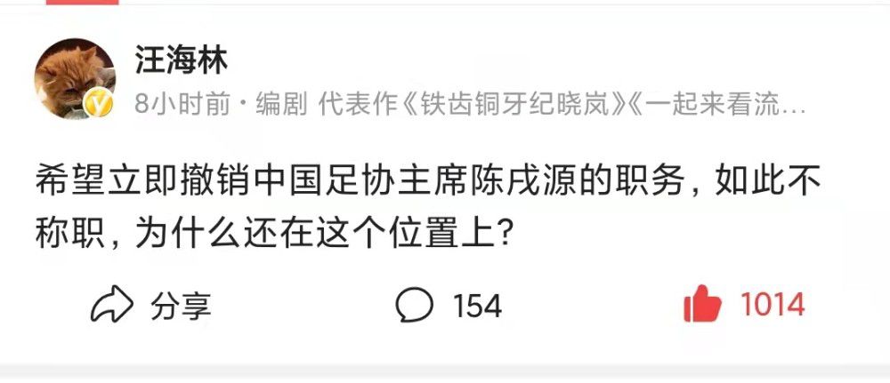 黄喜灿在禁区内摔倒，裁判回看VAR后表示没有点球！